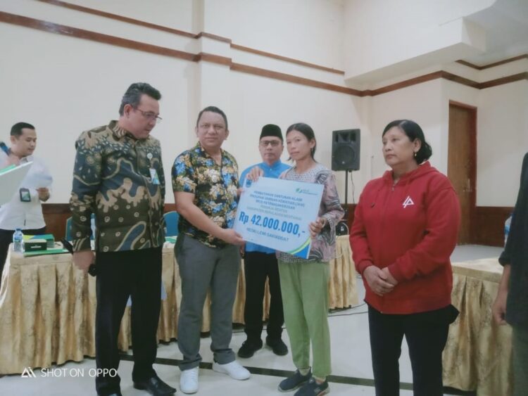 SERAHKAN SANTUNAN— Pj Bupati Kabupaten Kepulauan Mentawai Fernando JS, menyerahkan santunan kepada perwakilan keluarga almarhum.