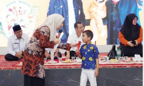 KAMPANYE MAKANAN— Dinas Pangan Sumatra Barat didukung Pemerintah Kota (Pemko) Bukittinggi melalui Dinas Pertanian dan Pangan Bukittinggi menggelar kegiatan Kampanye makanan B2SA Goes To The School. Kegiatan ini berlangsung di Balairung Rumah Dinas Wali Kota Bukittinggi, Rabu (8/5).