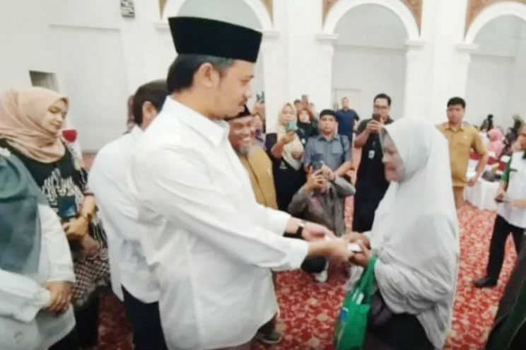 PENYERAHAN ZAKAT— Walikota Bukittinggi Erman Safar menyerahkan secara simbolis zakat dari program Bukittinggi peduli, cerdas, makmur dan Bukittinggi sehat, Selasa (4/6).