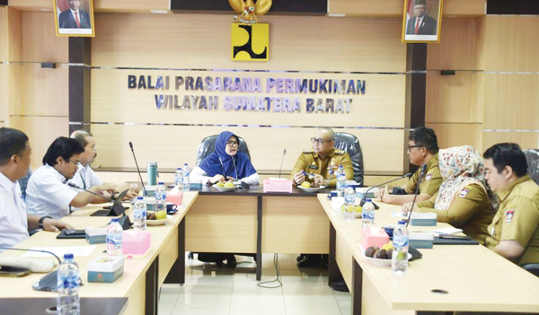 PEMBAHASAN TPST— Pj Wako Andree Algamar melakukan pertemuan bersama Balai Prasarana Permukiman Wilayah (BPPW) Provinsi Sumatera Barat, membahas perencanaan pengelolaan TPST-RDF, Selasa (11/6).