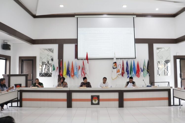 PERSIAPAN—Sekda Rida Ananda bersama Kapolres dan KPU saat rapat persiapan PSU di kantor KPU.