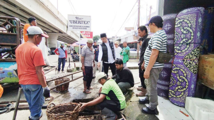 BERSIHKAN DRAINASE— Seluruh perwakilan OPD Pemko Bukittinggi melakukan
goro membersihkan saluran drainase di Pasar Aur Kuning Bukittinggi, Minggu (16/6).