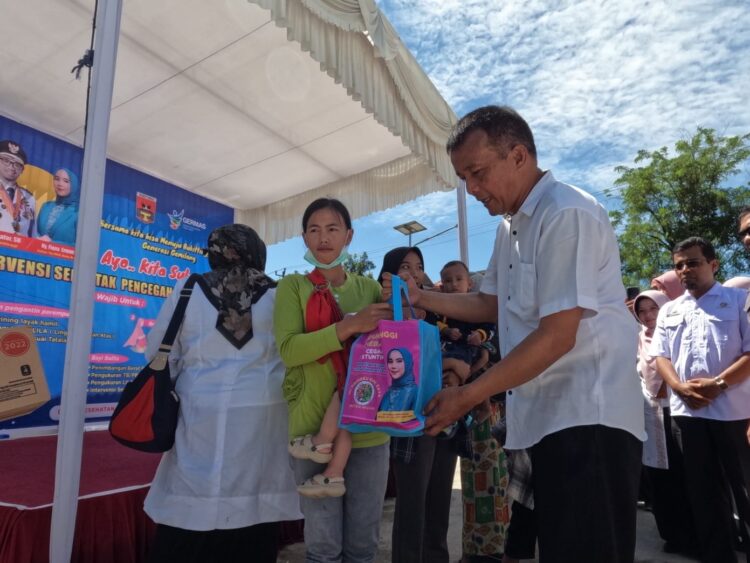 INTERVENSI SERENTAK— Pemko Bukittinggi menggelar intervensi serentak pencegahan stunting yang dipusatkan di Posyandu Mekar Kelurahan Campago Guguk Bulek dan Campago Ipuah, Rabu (5/6).