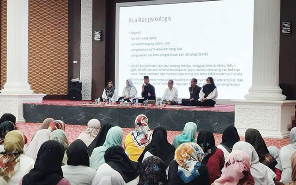 PENGATAN EKONOMI— Pemerintah Kota Bukittinggi terus menggulirkan program berbasis penguatan ekonomi
masyarakat sepanjang awal tahun 2024. Program dari inisiasi Wali Kota Erman Safar itu terus berfokus kepada
kepentingan masyarakat di ekonomi menengah ke bawah.