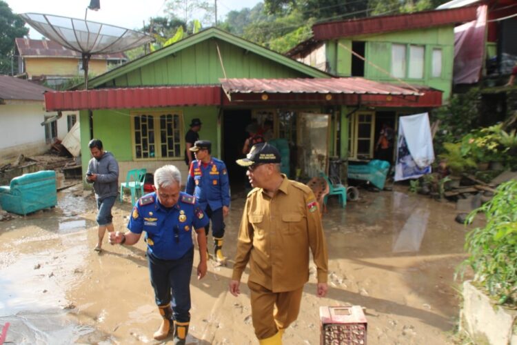 TINDAKLANJUT— Pemerintah Kota Bukittinggi melalui Dinas PUPR menindaklanjuti proses normalisasi Sungai Sianok melalui pengerukan pasir setelah terjadinya luapan banjir.