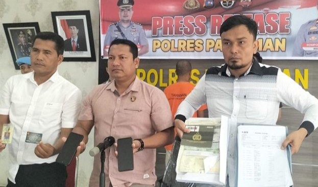 PETUGAS SAMSAT GADUNGAN— Kasat Reskrim
Polres Pariaman Iptu Rinto Alwi perlihatkan barang bukti yang diamankan dari petugas Samsat gadungan yang
melakukan penipuan.