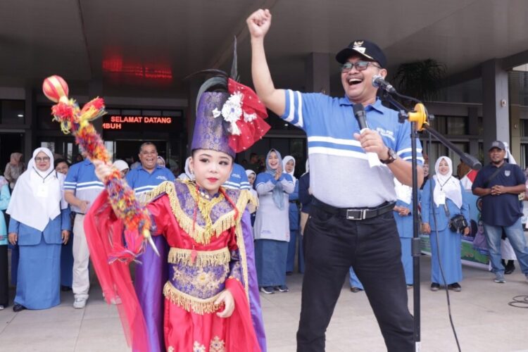 PELEPASAN— Pj Wako Payakumbuh Suprayitno melepas 2.652 siswa TK yang tergabung dalam rombongan Pawai Pekan Olahraga dan Seni TK se Kota Payakumbuh.