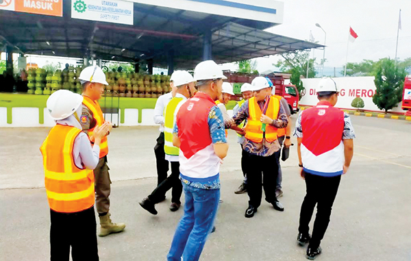 SIDAK SPBE— Pj Wali Kota Padang Andree Algamar melakukan sidak ke SPBE, di Jalan Bypass KM 16, Aie Pacah, Kecamatan Kototangah, Jumat (31/5), untuk memastikan kelaikan kuantitas dan kualitas LPG 3 Kg yang siap diedarkan kepada masyarakat.