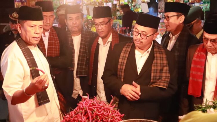 PANTAU HARGA SEMBAKO—Pj Wali Kota Payakumbuh Suprayitno bersama Sekdako Rida Ananda dan Forkopimda memantau harga sembako di Pasar Ibuah, Sabtu (1/6).