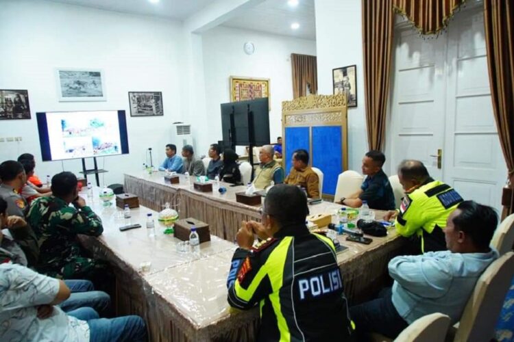 RAPAT EVALUASI— Bupati Tanah Datar Eka Putra, pimpin rapat evaluasi tim SAR dan tim ekspedisi Batang Sigarunggung, di Gedung Indojolito Batusangkar.