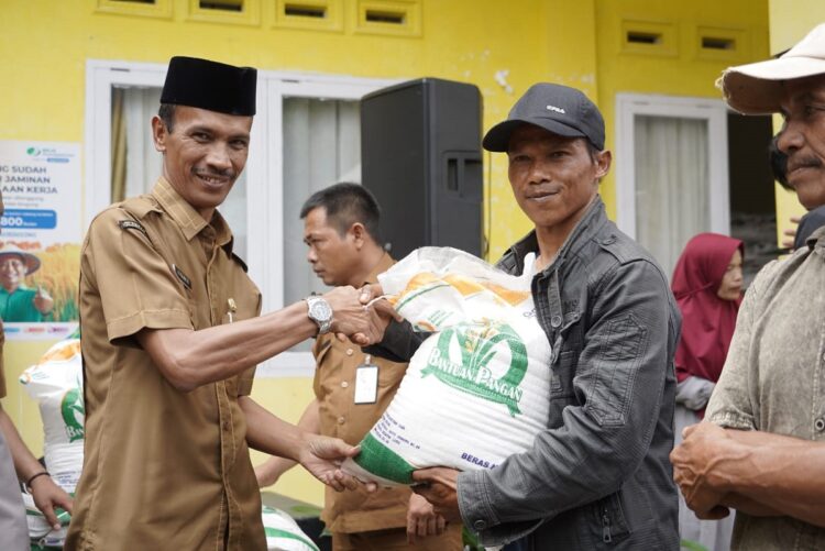 TERIMA—Penyuluh Agama Islam (PAI) Kecamatan IV Nagari Kabupaten Sijunjung, Doni Saputra saat menerima penghargaan karena  berhasil meraih peringkat I dalam ajang Penganugerahan Penyuluh Agama Islam Award yang diselenggarakan oleh Kantor Wilayah Kementerian Agama (Kanwil Kemenag) Provinsi Sumatera Barat tahun 2024.