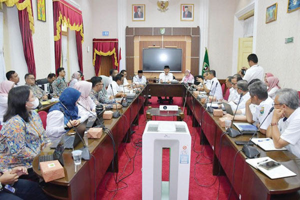 RAPAT KOORDNINASI— Pembahasan khusus rencana relokasi korban banjir bandang di ruang rapat Istana Gubernur Sumbar, Rabu (19/6).