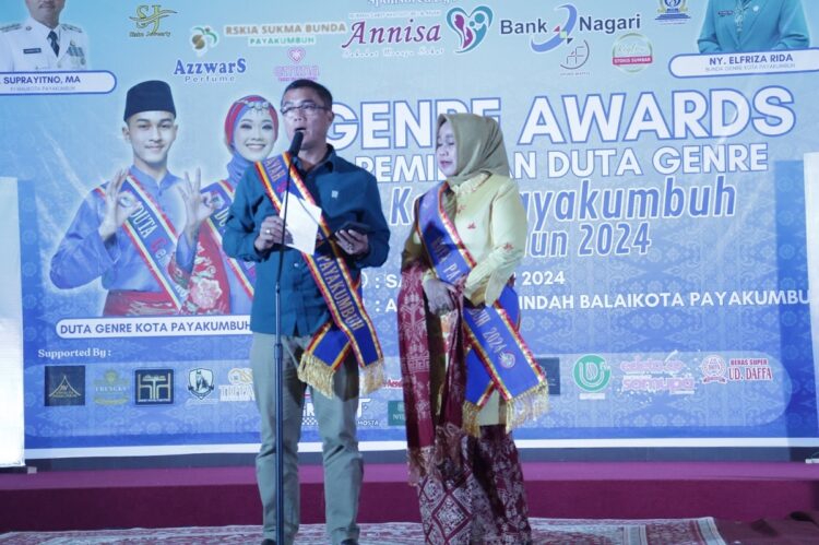 Rida Ananda bersama Istri dalam acara Genre Awards.