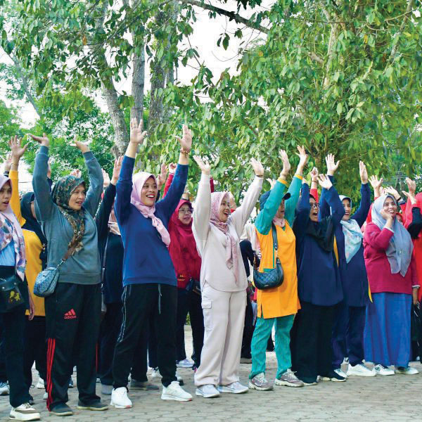 SENAM SEHAT— Ketua TP-PKK Kabupaten Agam, Ny Yenni Andri Warman senam sehat bersama para anggota PKK di Wilayah Agam Bagian Timur.