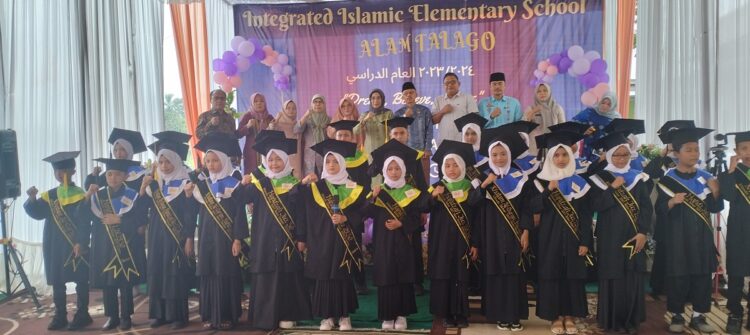 FOTO BERSAMA—Usai diwisuda, guru guru SDIT Alam Talago Kecamatan Barangin dan siswa  foto bersama.