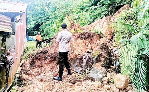 PEMBERSIHAN MATERIAL LONGSOR— Satu unit alat berat dari Dinas PUPR Kota Padang dikerahkan untuk memudahkan dan mempercepat proses evakuasi material longsor di di Perumahan Graha III RT 07 RT 01 Sungai Lareh, nyaris tertimbun longsor, Jumat (21/6) pagi.