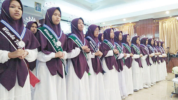 WISUDA TAHFIZ— SDIT dan SMPIT Al Madaniy Kecamatan Lubuk Basung, Kabupaten Agam, gelar wisuda tahfiz bagi anak didiknya di Hotel Sakura, Sabtu (1/6).