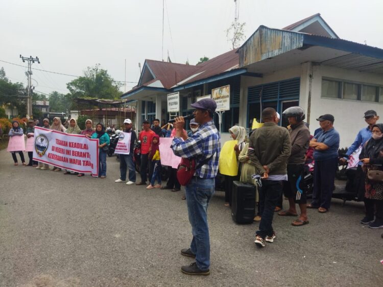 ORASI— Warga yang mengatasnamakan Paga Nagrai sampaikan orasi di depan kantor ATR BPN Kota Solok, Senin (24/6). Warga mendesak ATR/BPN keluarkan sertifikat atas tanah yang telah mereka kuasai turun temurun.