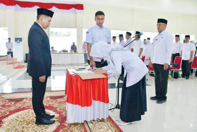 PAKTA INTEGRITAS— Sebanyak 48 sekretaris dan staf sekretariat PPK di Kabupaten Agam, menandatangani pakta integritas penyelenggaraan Pilkada serentak 2024, di Balairung Rumah Dinas Bupati Agam, Kamis (6/6).