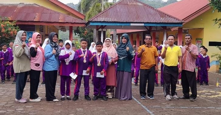 FOTO BERSAMA—Terlihat siswa-siswi yang peroleh 6 emas 2 perak dalam ajang  O2SN foto bersama dengan para guru.