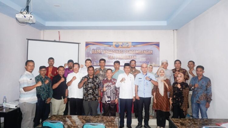 FOTO BERSAMA— Wakil Bupati Pasaman Barat, Risnawanto, usai membuka Rakor Pengembangan dan Pembinaan Kota/Kabupaten Tanggap Ancaman Anti Narkoba pada Jumat (7/6) di Aula Hotel Gucci Simpang Empat.