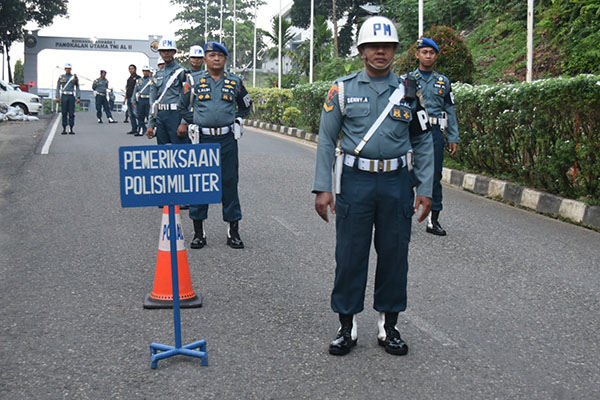 OPERASI GAKTIB—  Polisi Militer Angkatan Laut (Pomal) Lantamal Il melakukan Operasi Gaktib di depan gerbang Markas Komando Mako Lantamal ll Jaaln Bukit Peti Peti Telukbayur, Senin (24/6).