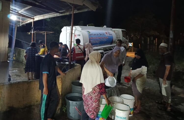 ANTREAN AIR BERSIH— Masyuarakat yang membutuhkan air berish rela antrean untuk mendapatkan air bersih bantuan dari PMI.