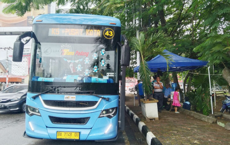 NAIK TRANS GRATIS— Memperingati Hari Lanjut Usia Nasional ke-28, Pemko Padang memberlakukan tarif gratis bagi anjut usia (lansia) yang hendak bepergian menggunakan moda transportasi massal Trans Padang.