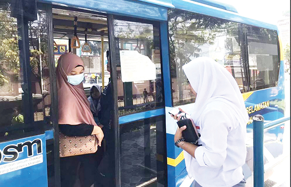 SEMAKIN DIMINATI— Seorang siswi SMA menaiki moda transportasi Trans Padang. Saat ini Trans Padang menjadi salah satu alat transportasi yang semakin diminati warga Kota Padang karena lebih nyaman dan aman.