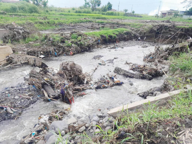 PENDANGKALAN SUNGAI— Sungai Batang Aia Katiak mengalami pendangkalan pasca terjadinya banjir lahar dingin
pada Sabtu 11 Mei 2024 lalu.