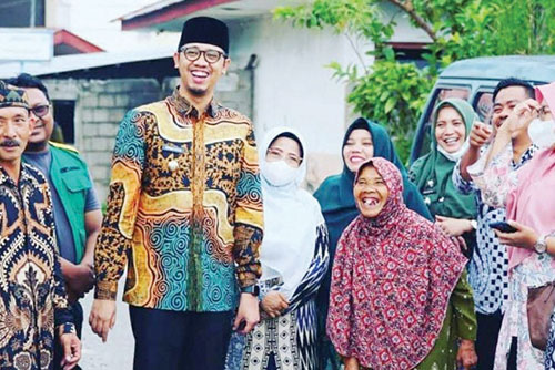 NARASUMBER— Wako Erman Safar foto bersama setelah menjadi narasumber Sekolah Keluarga Angkatan V dan Sekolah
Lansia Tahun 2024
di Bukittinggi,
Kamis (20/6).