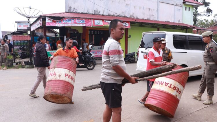 KEMBALI DIBUKA— Masyarakat kembali membuka jalan menuju TPA Regional Payakumbuh.