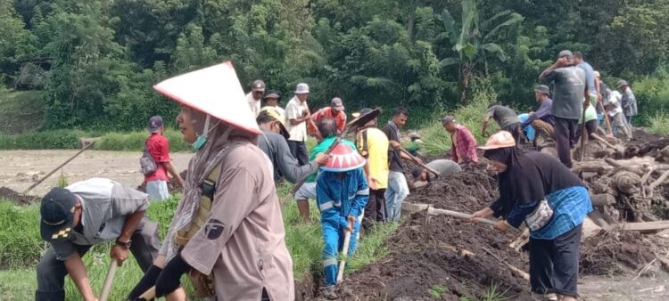 AKSI SOSIAL—Terlihat Warga RT 21 Kelurahan Guguak Malintang (Gumala), Kecamatan Padang Panjang Timur lakukan aksi sosiali di lokasi banjir bandang di Jorong Panti, Nagari Rambatan, Kecamatan Rambatan, Kabupaten Tanah Datar, Minggu (2/6).