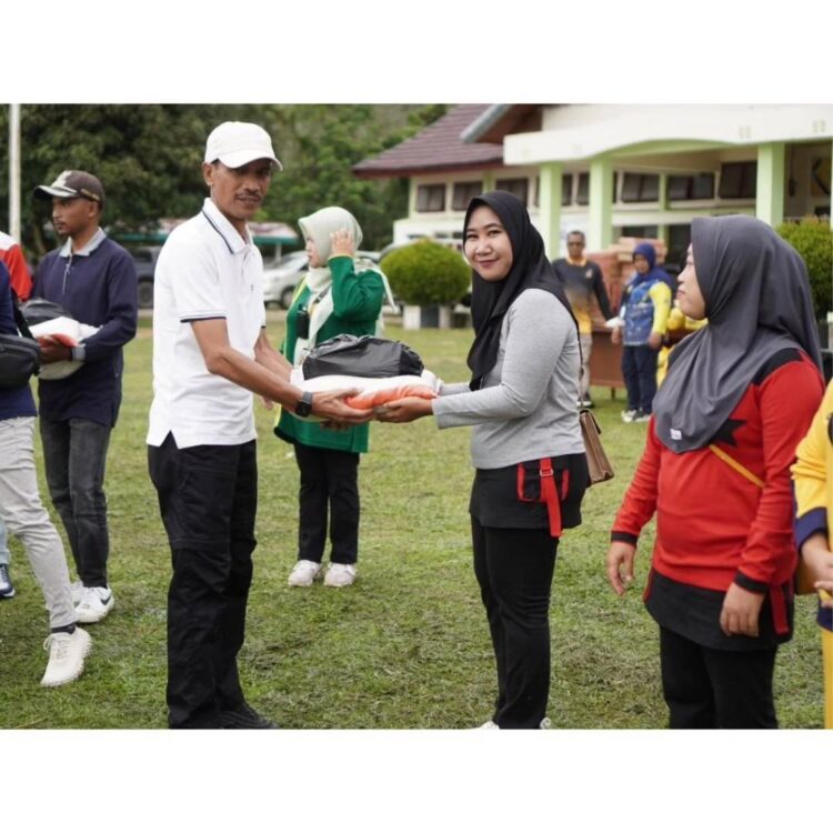 SERAHKAN—Wakil Bupati Solok Selatan Yulian Efi serahkan bantuan di halaman kantor camat Sangir Batang Hari, Minggu (23/6).