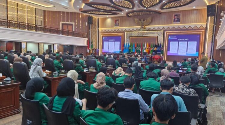 KULIAH LAPANGAN--Mahasiswa Fakultas Hukum Universitas Andalas (Unand) kuliah lapangan di ruang sidang utama gedung DPRD Sumbar, Selasa (04/6).