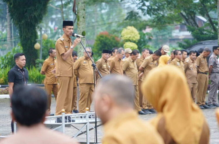 SAMBUTAN—Wakil Bupati Solok Selatan H. Yulian Efi berikan kata sambutan saat  apel gabungan ASN di halaman kantor Bupati Solok Selatan, Senin (24/6).