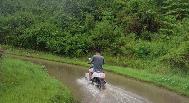 DIGENANGI AIR—Terlihat kondisi  ruas Jalan Kota, Desa Santur - Talago Gunung yang selalu digenangi air di Kecamatan Barangin, seharusnya pihak terkait bertindak cepat .