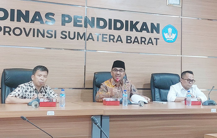 BERIKAN KETERANGAN— Kepala Disdik Provinsi Sumbar, Barlius didampingi Kabid SMA, SLB, Mahyan serta Plh. Sekretaris Disdik Sumbar Benny Wahyudi berikan keterangan pers terkait PPDB 2024 Online Sumbar, Sabtu (1/6) di Kantor Disdik Sumbar.