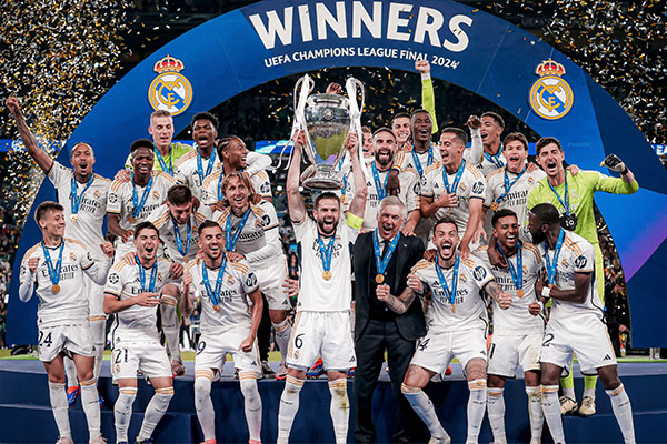 ANGKAT TROFI— Para pemain Real Madrid mengangkat trofi Liga Champions 2023/2024 usai di final mengalahkan wakil Jerman Borussia Dortmund dengan skor 2-0 dalam partai final di Stadion Wembley, London pada Minggu (2/6) dini hari WIB.