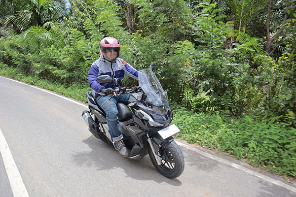 SAFETY RIDING— Pengendara sepeda motor yang helm, jaket dan sarung tangan agar terhindar dari pukulan benda tumpul atau serangan benda tajam yang mengarah ke kepala.