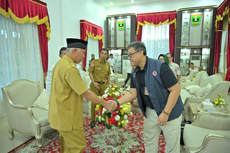 KUNJUNGAN DEPUTI BNPB— Gubernur Sumbar Mahyeldi menerima kunjungan Deputi Bidang Sistem dan Strategi Badan Nasional Penanggulangan Bencana (BNPB) Raditya Jati dan Deputi Bidang  Pencegahan BNPB Prasinta Dewi.