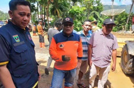 PENANGANAN BANJIR— Penjabat Wali Kota Sawahlunto Fauzan Hasan bersama Tim Reaksi Cepat (TRC) meninjau penanganan banjir di Kelurahan Durian.