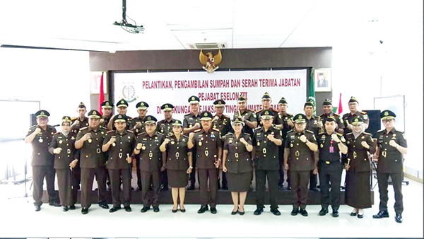 FOTO BERSAMA— Kajati Sumbar Asnawi berfoto bersama dengan bersama pejabat di lingkungan Kejati Sumbar usai kegiatan serah terima jabatan sejumlah Kajari, Senin (3/6).