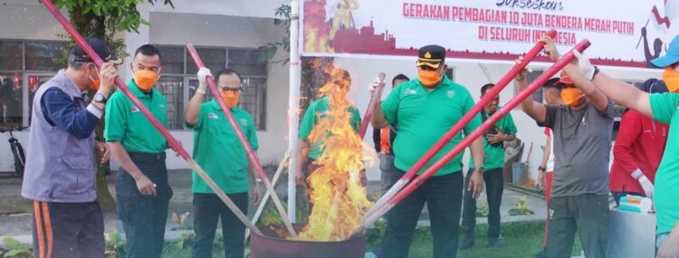 MUSNAHKAN BARANG BUKTI— Plh Wali Kota Padangpanjang Dr. Winarno, ME, Ketua DPRD, Mardiansyah, S.Kom, Kapolres, AKBP Kartyana Widyarso Wardoyo Putro, SIK, MAP dan Kejari Padang Panjang saat pemusnahaan BB narkoba dengan cara dibakar.