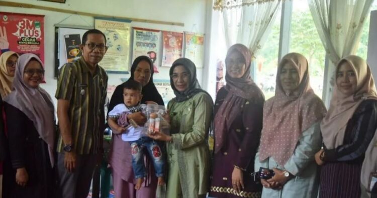 SERAHKAN—Sekda Sawahlunto Ambun Kadri bersama jajaran terkait menyerahkJan bantuan telur dan susu kepada balita terindikasi stunting di Kecamatan Talawi.