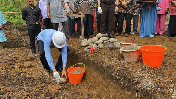 PEMBANGUNAN RUMAH LANSIA— Wakil Bupati Pasbar, Risnawanto, melakukan peletakan batu pertama pembangunna rumah lansia.