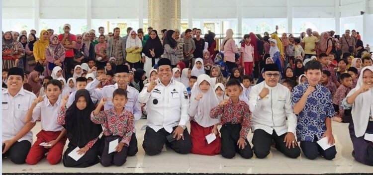 BEASISWA PENDIDIKAN— Bupati Padangpariaman Suhatri Bur  foto bersama dengan siswa dan siswi penerima beasiswa dari Baznas Kabupaten Padangpariaman.