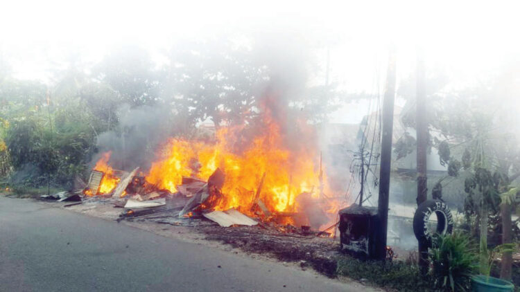 KEBAKARAN— Kondisi bengkel sepeda motor yang terbakar di di Jalan Tampat Durian, Kelurahan Korong Gadang, Kuranji.