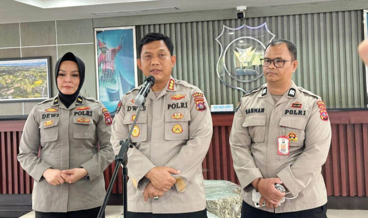 BERIKAN PENYATAAN—
Kabid Humas Polda Sumbar Kombes Pol Dwi Sulistyawan memberikan penyataan soal penyelidikan kasus kematian Afif Maulana yang masih dilanjutkan.