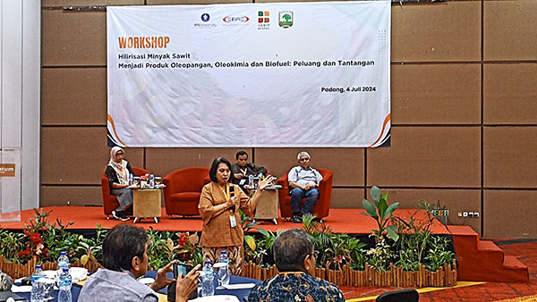 Prof. Dr. Erliza, Kepala Divisi Teknologi Proses, Departemen Teknologi Industri Pertanian, Fakultas Teknologi Pertanian IPB University memaparkan materi didampingi pemateri lain dari Pusat Penelitian Surfaktan dan Bioenergi (SBRC IPB University) bersama BPDPKS saat kegiatan workshop, Kamis (4/7) di salah satu hotel di Padang.